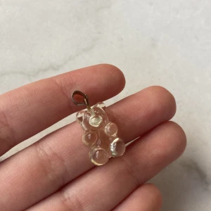 Fin berlock - Väl använd gummibjörn från ur och penn 