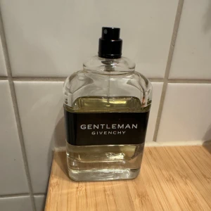 Givenchy gentleman parfym - 2/3 kvar, korken på toppen är borta men är en super fräsch o härlig doft