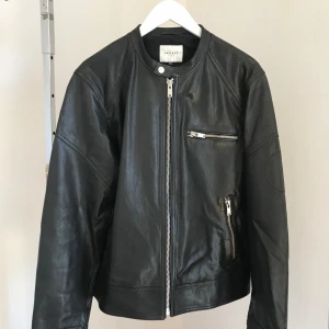 Skinnjacka Herrmodell XL  - Säljer en nästintill ny skinnjacka. Märket är Vailent Pure XL som motsvarar 54-56. Haft den på mig Max 5 ggr och aldrig i regnväder. Tveka inte ställa frågor. Skick 9 av 10. Jackan har 3 fickor på utsidan med dragkedjor 