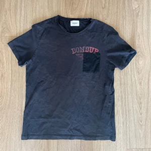 Dondup T-shirt  - Skön dondup tisha i helt okej skick texten är lite urtvädad utöver de riktigt skön t-shirt! Storlek L men passar M! Skirv pm vid funderingar! Pris kan diskuteras!
