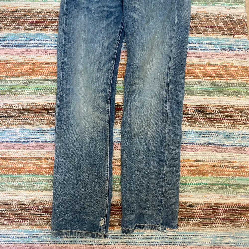 Medelmidjade jeans med slitagedetaljer från Zara. Använda ett fåtal gånger - bra skick! Jag är 160 för referens!. Jeans & Byxor.