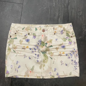 Lågmidjad söt kjol - Supersöt kjol storlek 36/38 