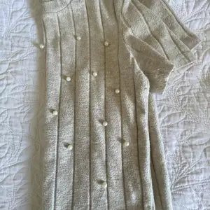 En beige tröja i bomull/stretch från Zara i storlek S. Säljer för 70kr. Skriv för mer info.❣️