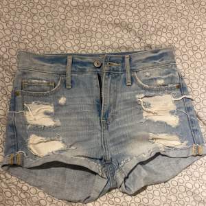 säljer dessa skitsnygga jeans shorts då de var för stora, kom priv för fler bilder 💓