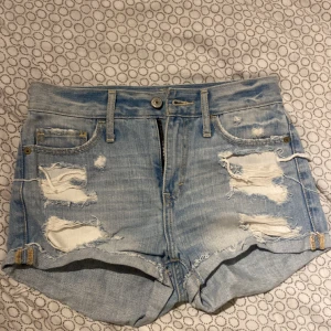 lågmidjade jeans shorts  - säljer dessa skitsnygga jeans shorts då de var för stora, kom priv för fler bilder 💓