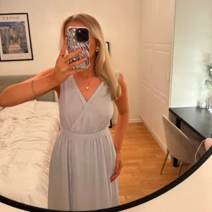 Balklänning - Ljusblå balklänning från Stockh LM. Aldrig använd. Storlek 36. Dock inga prislappar kvar