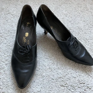 Klackskor  - Jättefina svarta klackskor som passar på till vardags och som finskor. Köpt second hand men i jättebra skick, knappt använda. Pris kan diskuteras. Frakt tillkommer men kan annars mötas upp vid Medborgarplatsen i Stockholm. 