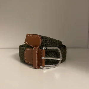 flätat bälte - grön - Snyggt och trendigt flätat bälte. Bältet är elastiskt och går därför att spänna åt till passform
