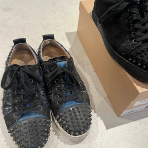 Christian Louboutin strl 41.5  - Skick 5.5/10 otvättade  Köpta i CPU butik  Tar bud 