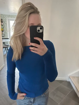 Festtopp - Säljer denna blåa festtopp!