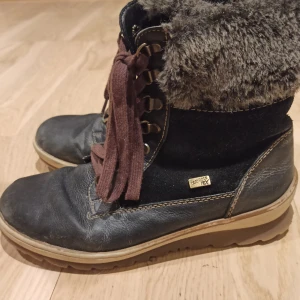 Skinn skor - Fina och bekväma skor i äkta skinn från Rieker (remonte)🌟 Storlek 36 Väl använda och skulle nog behöva smörjas in, dragkedjan på ena skon behöver även lagas.  Säljes då de tyvärr blev för små för mig! 