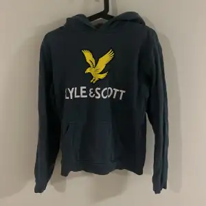 En hoodie från Lyle & Scott i mycket bra skick