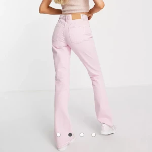 Rosa jeans - Säljer dessa superfina rosa jeans från asos då de blivit för små, använt fåtal ggr så väldigt fint skick. Skriv privat för fler bilder hur de sitter på🩷