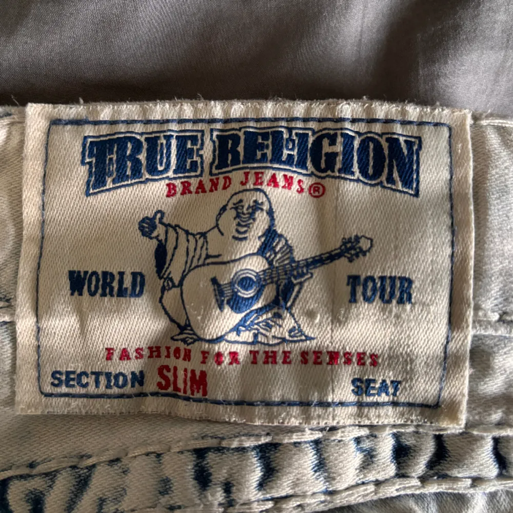 Vita true religion jeans som ej komms till användning. Byxorna har några defekter längst ned av byxan vilket bara är några slitna defekter. Slim fit strl 36. Priset kan diskuteras. Tveka ej att ställa några frågor!🙂. Jeans & Byxor.