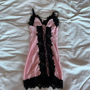 Y2k Nattlinne rosa XS/S - Gulligt nattlinne med spets. Passar strl XS/S. Kan bäras som topp! 