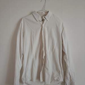 Superfin vit skjorta av märket Made In The Shade. Inga missfärgningar eller dylikt. Storlek M