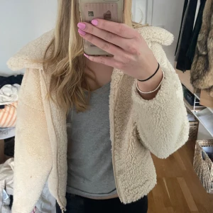 Beige Pälsjacka  - Säljer min beiga fluffiga pälsjacka, den är i storlek xxs men passar mig som brukar ha S!💗 skriv vid frågor😊