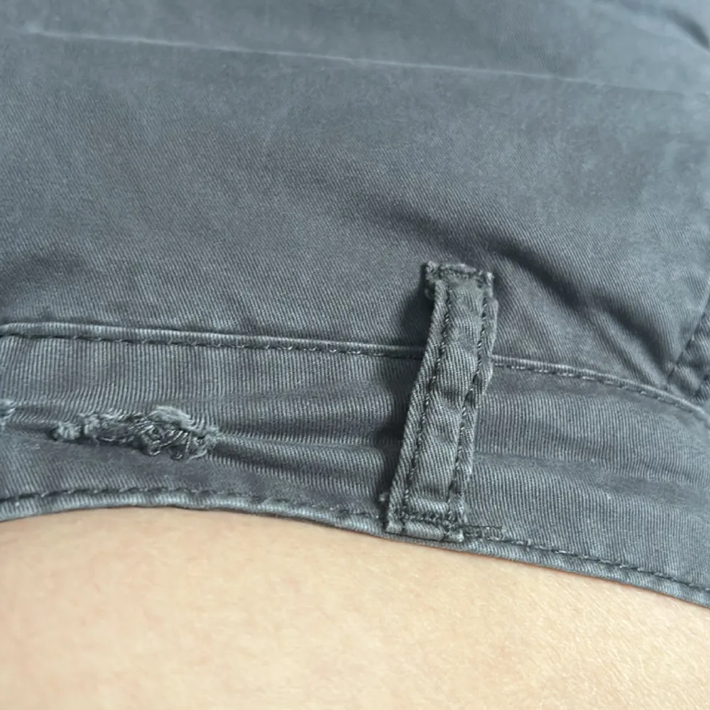 Coola cargo byxor med låg midja, byxorna har lagats på fansidan. Jeans & Byxor.