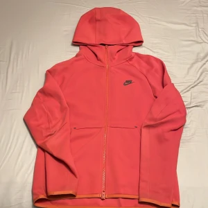 Nike Tech fleece - Röd Nike Tech Fleece i storlek S men passar M. Sitter perfekt på mig som är 187 cm. 