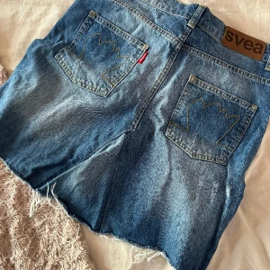 kjol - fin jenas kjol, perfekt till våren och sommaren. skulle säga att den är s/m, och är fint skick. köp gärna via Plick, då de blir lättare 