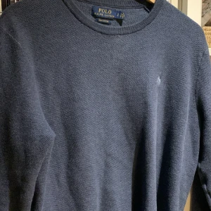 Polo Raphl Lauren - Jag säljer denna Polo Raphl Lauren tröja. Den är i storlek S och väldigt skön. Passar perfekt nu till våren. Om du har några funderingar så är det bara att fråga. Kolla gärna in de andra plaggen!