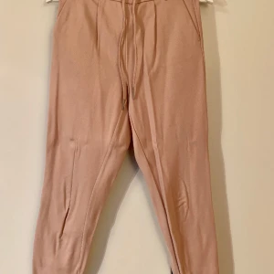 Kostymbyxor från Only - Använda fåtal gånger Storlek XS, normala i storleken. Har snöre i midjan så går att dra åt för en tajtare passform.