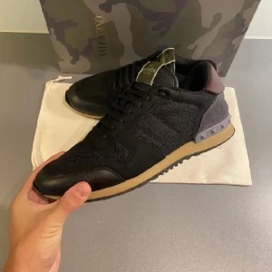Valentino Rockrunners - Hej, säljer mina skit feta Rockrunners då dem är för små. Haft dem i cirka 2 månader och köpta på Plick från Otherhandstore. Fint skick och tillkommer Dustbag. Bara skriva för fler bilder och funderingar!😊