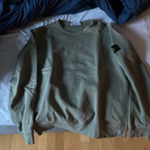 Stone island - En Stone island tröja som är i storlek L och använd rätt mycket men är j bra skick
