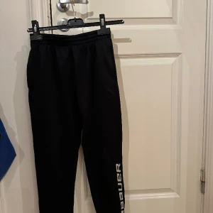 Mjukisbyxor - Svarta långbyxor från bauer i stl m, barnstorlek. 