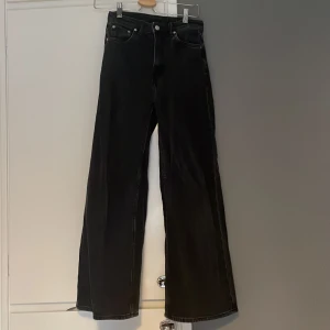 Högmidjade jeans  - Fina och sköna jeans från weekday i str w25 L30.