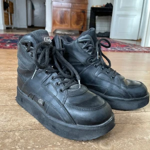 Buffalo platform shoes  - Platåskor av märket Buffalo. Använda, men i bra skick. Storlek 38. Platån är ca 3 cm hög. 