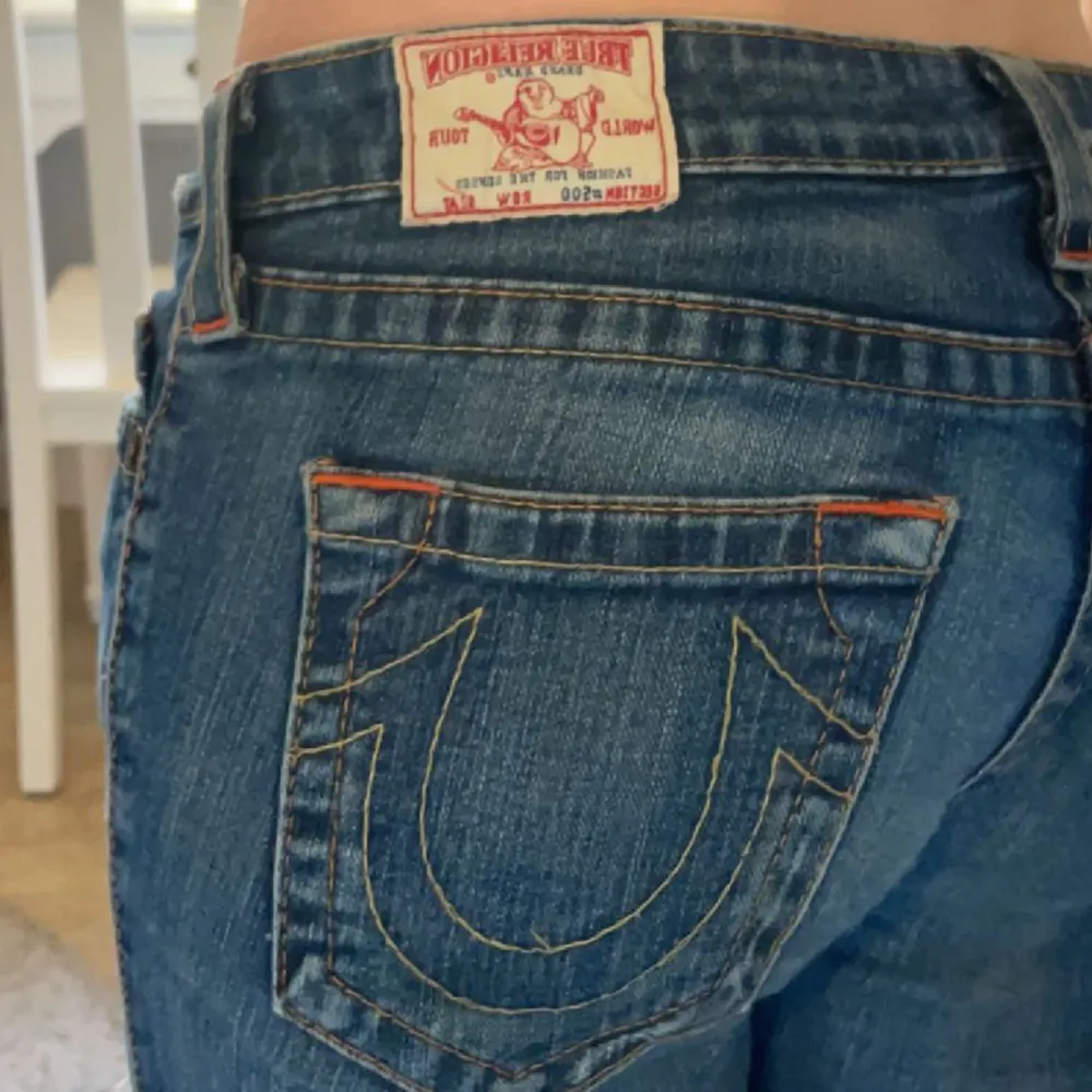 Jättefina true religion jeans köpta på second hand i Storbritannien.  Passar bra på mig som brukar ha storlek xs/s  Säljer för 550 plus frakt 💕. Jeans & Byxor.