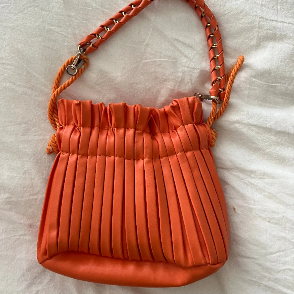 Liten orange clutch köpt på en fin butik utomlands, original pris ca 300 kronor, använt inte så mycket så bra pris för det jag säljer för. Inte knal orange utan perfekt organet ton, så om man gillar det är den perfekt till sommaren. . Laukut & Käsilaukut.
