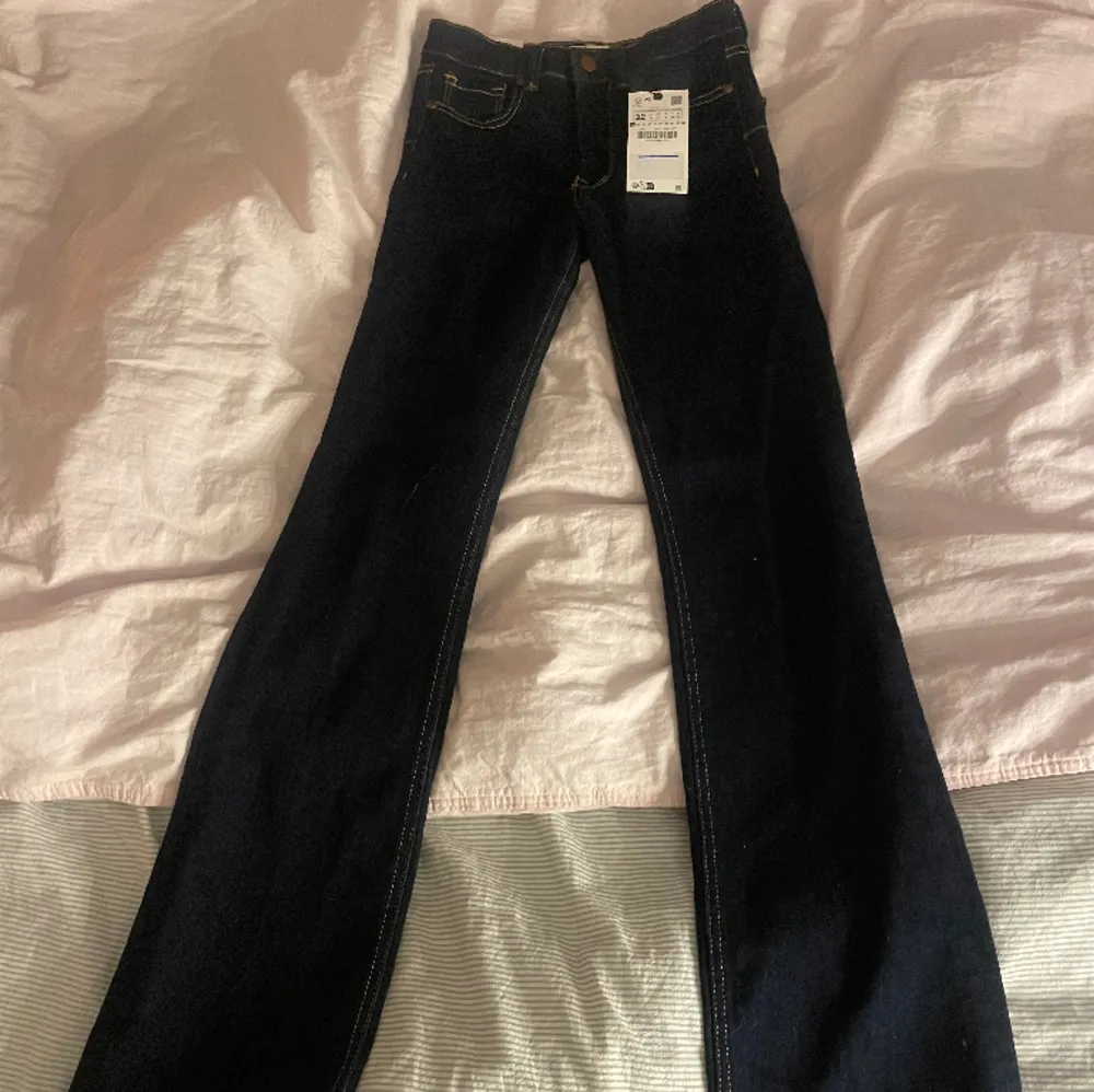 Helt nya zara jeans med prislapp kvar, säljer för dom är för små❤️. Jeans & Byxor.