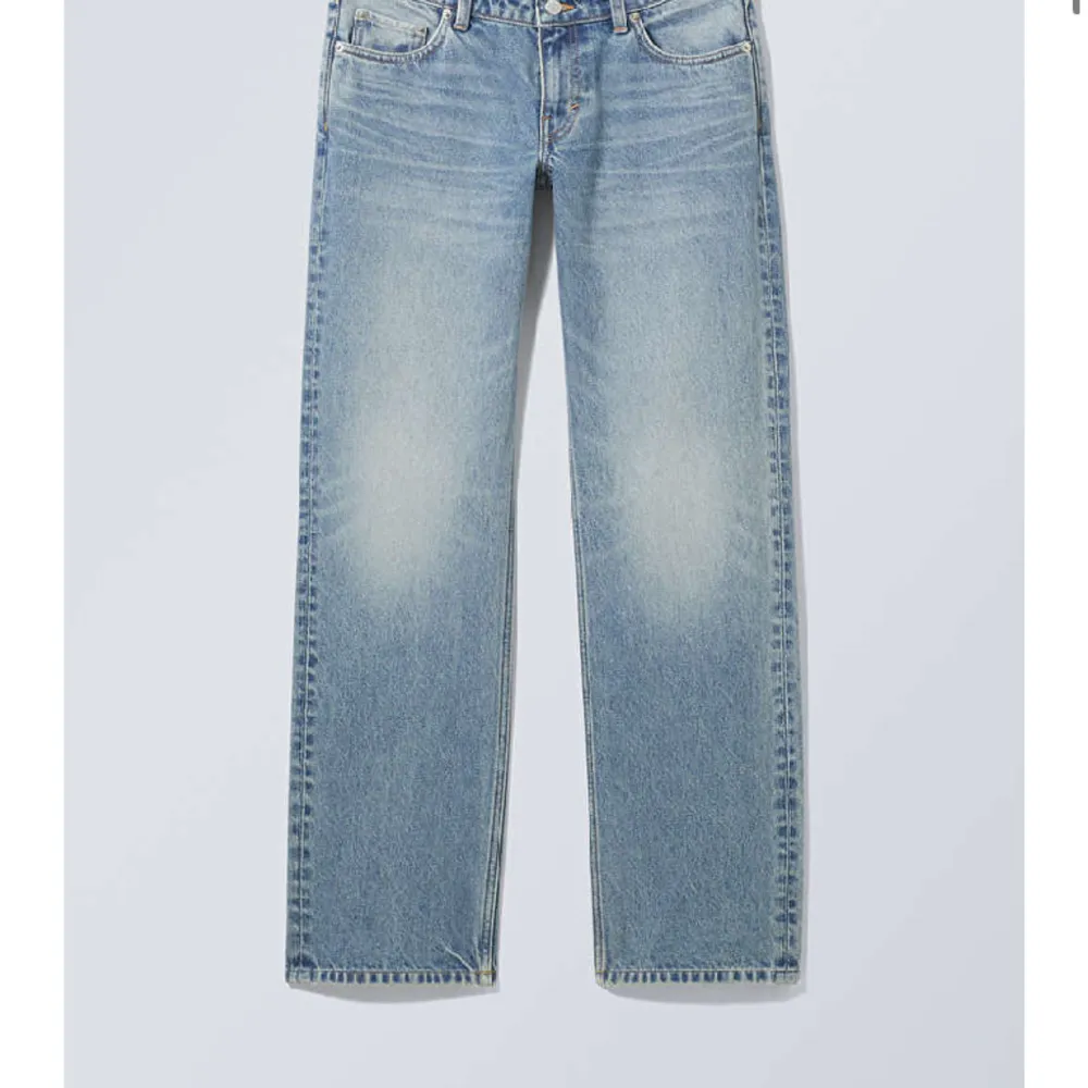 Säljer dessa näst intill oanvända weekday jeans , storlek w27 L32. Säljer då de inte kommer till användning 🫶. Jeans & Byxor.