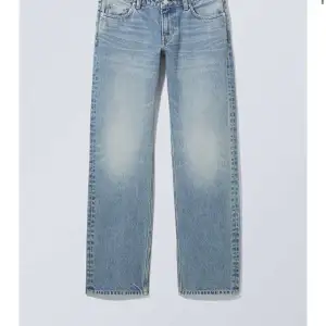 Säljer dessa näst intill oanvända weekday jeans , storlek w27 L32. Säljer då de inte kommer till användning 🫶