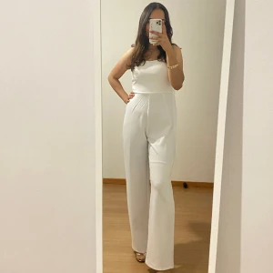 Bikbok jumpsuit - Bikbok jumpsuit vit använd bara en gång 