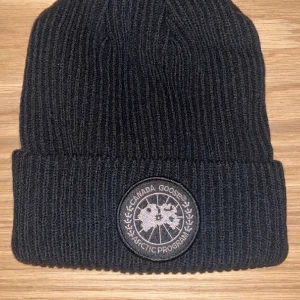 Canada goose mössa  - Helt ny, alltså aldrig andvänd, hör av dig vid funderingar. Mvh Elias 