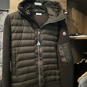 Moncler Cardigan - Moncler Cardigan med luva i en snygg unik militär grön färg! Helt ny, endast använd 1-2 gånger! Tags och påse medföljer! 