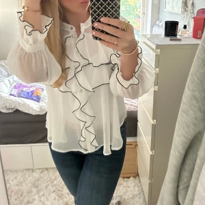 Zara topp  - Säljer min super fina genomskinliga blus ifrån zara som endast är använd två gånger. Säljer den då den inte kommer till användning. Storlek M men passar mig som oftast har S. Säljer för 250kr+frakt💘