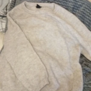 Säljer denna stickade tröja som är för stor😊  - Jag är cirka 155 och den är för stor🤗 Skulle säga att den är grå, brun eller beige.💖