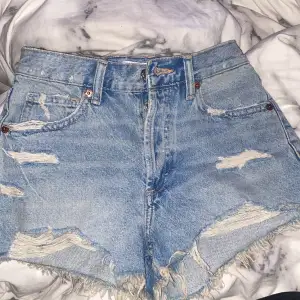Ett par skit snygga low waits jeansshorts från zara! helt nya men säljer för att de ej passade mig! Hör gärna av er om ni har frågor!🥰
