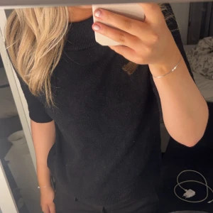 Stickad T-shirt - Stickad T-shirt från vila som inte kommer till användning längre🩷 Storlek Xs, säljer för 80kr + frakt!