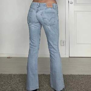 Lägger upp dessa snygga jeansen (igen) till försäljning 💕💕super snygga och i nyskick! Midjemått: 37cm rakt över, Innerbenslängden: 80cm 
