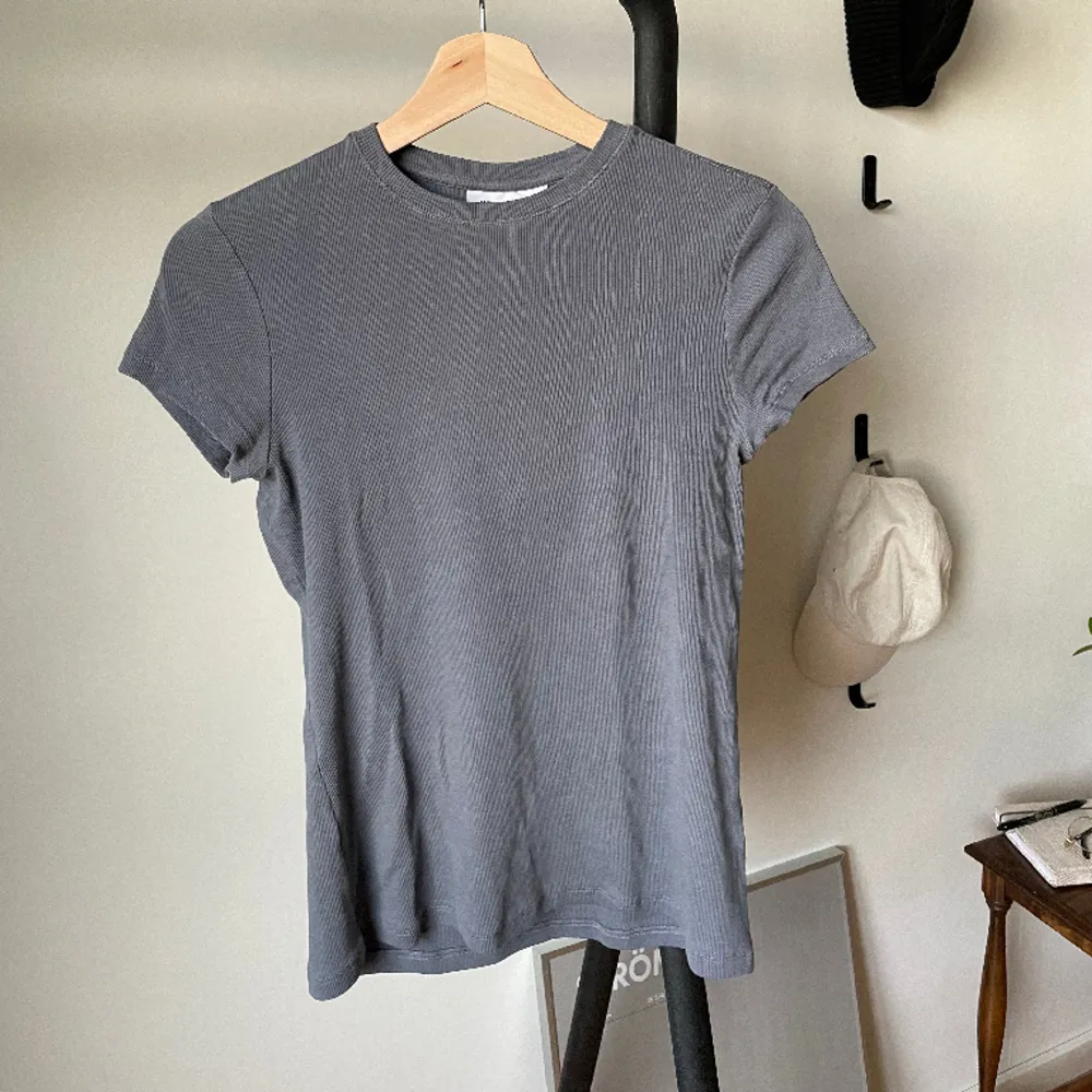 Så fin T-shirt i ribbat matrial. Tight på en M men funkar också på både S och L. T-paidat.