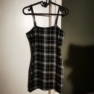 Svart klänning!  - Rutig svart och vit klänning med figurnära passform, endast använd ett fåtal gånger. Skriv för mer info💖
