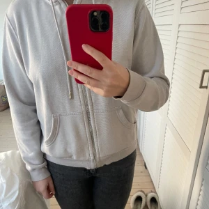 Grå tröja  - Grå tröja från HM i storlek M. Den är i ett väldigt fint skick!💗