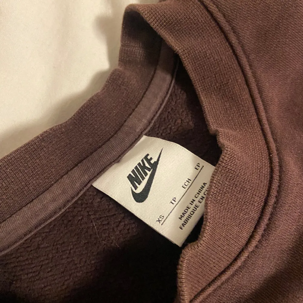 Sweatshirt från Nike i storlek XS. Väl använd men precis ser ut som ny. Kan mötas upp i Solna eller närliggande område.. Tröjor & Koftor.