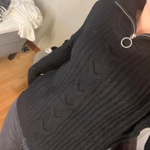 Stickad tröja - Svart stickad tröja från Vila. Köpt för 400kr säljer för 200kr, pris kan diskuteras. Storlek L men passar mig som brukar ha S.