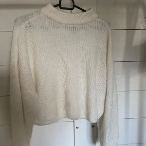 Vit stickad tröja - Vit stickad tröja från HM, storlek L men skulle säga att den är mer som en S/M i storleken. Bra skick, använd några få gånger.